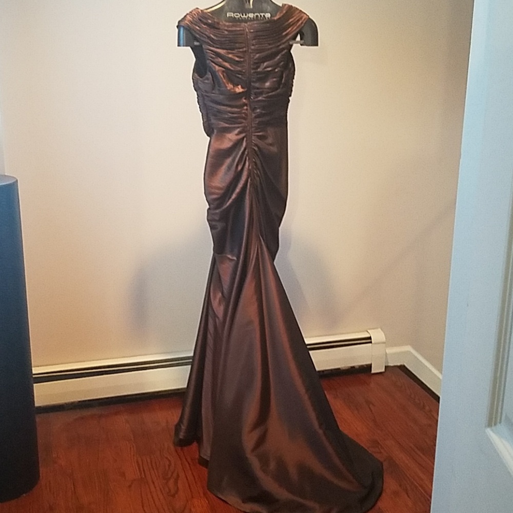 Gown - Picture 2 of 8